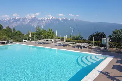 Image de Appartement 'Residence La Villa Opale' avec vue sur le lac, piscine et Wi-Fi