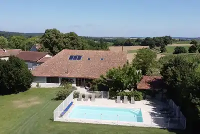 Image de Spacious Barn Conversion for 12, with swimming pool near Aubeterre-sur-Dronne