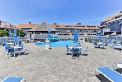 Image de Unit 135 Poolside 2bd w/loft--A/C, Private Balcony, Association Beach & Pool