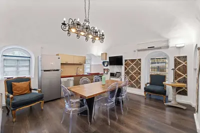 Image de Elegant Mamilla Villa • 5br • Rooftop Jacuzzi • Steps from Old City
