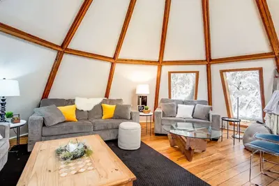 Image de The Beehive w/ Hot Tub, Sauna & Fireplace (96337)