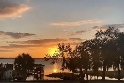 Image de Watch Florida sunsets from the covered lakefront dock