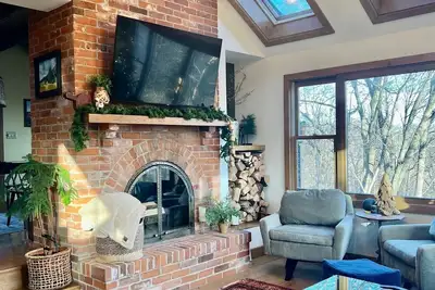 Image de Secluded Treehouse w/Great Views, near Hwy 20 & Territory Amenities