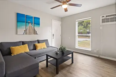 Image de 3/4Mile to At&T★ ExperiencedHosts ★ 2Bed + Kitchen