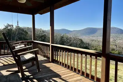 Image de A two-bedroom mountain cabin with a priceless view