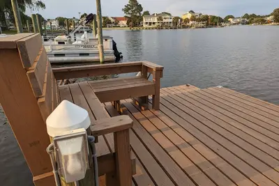 Clean and inviting Canal Front Cottage