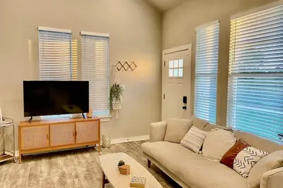 Image de Blue Haven Stylish Home - 2 Mins to Baylor & 7 Mins to Magnolia