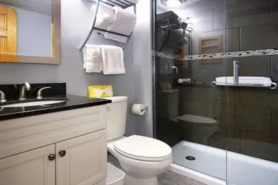 Image de 1 Br suite located less than 1 mile from Beaver Creek with free shuttle service!