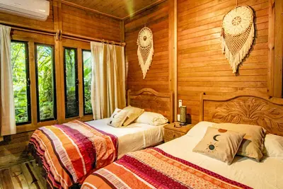 Image de Unique spacious wooden cabin in jungle-themed oasis. Fast Wifi, Great location!