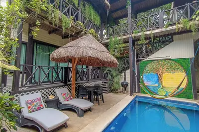 Image de Alicat Villas: Unique spacious wood cabin, w/ balcony overlooking pool Fast wifi