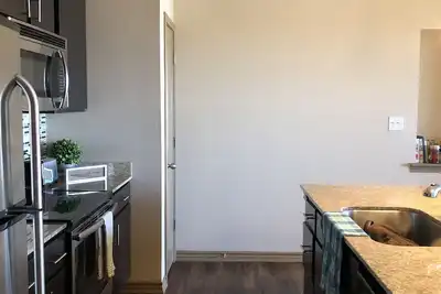 Image de 2b2b Apartment - Cozy and Clean - 10 mins to the Domain