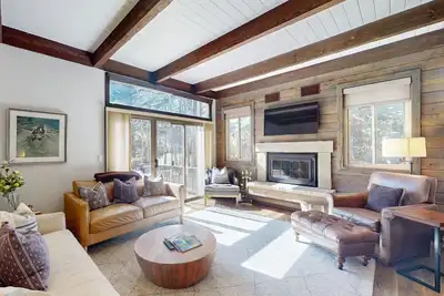 Image de Luxe Mountain-View Escape on Golf Course w/ Fireplace, Garage, Internet & W/D