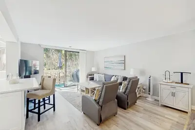 Image de Renovated lagoon view villa with balcony, WiFi, shared pools, & beach access