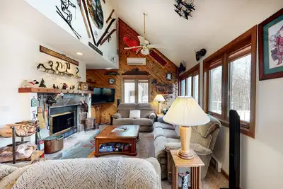 Image de Comfortable Townhome with Shared Pool, Private Hot Tub & Wood-Burning Fireplace
