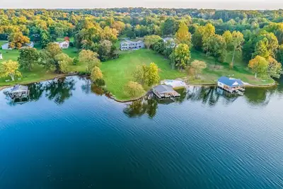 Image de Exquisite Waterfront Estate with Private Boat Dock, Beach, Kayaks & Game Room