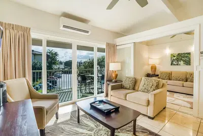 Image de Bright & open condo with pools, full kitchen - nearby beautiful, restored beach