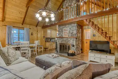 Image de Charming, riverfront cabin with fireplace - dog-friendly