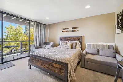On-Site Skiing: Truckee Studio w/ Balcony