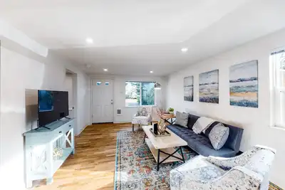 Image de Downtown home base with W/D & deck - walk to University of Oregon & dog-friendly