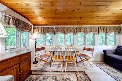 Image de Cute Riverfront Cabin in Great Location w/ Shared Pool, Kitchenette, & Free WiFi