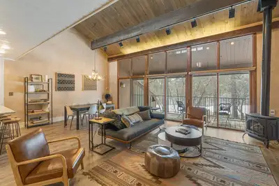 Image de Lofted Ski Condo with WiFi, Balcony, Fireplace, Shared Hot Tub/Pool/Tennis