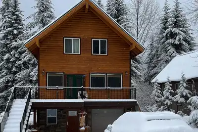 Image de 2-Story Ski-In Cabin w/Game Room, Electric Grill, & Private Hot Tub - Dogs Ok
