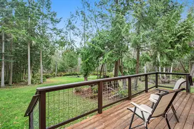 Image de Gorgeous Wooded Retreat w/ Fireplace, Firepit, Deck, Yard, W/D and private loft