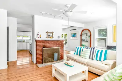 Image de Dog-friendly home with private deck, grill, partial Ac & WiFi