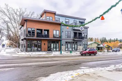 Third Floor Condo with WiFi, Washer/Dryer, Central Ac, and Electric Fireplace