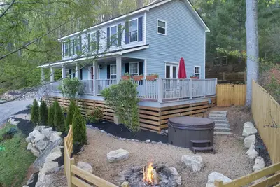 Image de Cozy Cabin Mountain Views Asheville Black Mtn Fire Pit and Hot Tub