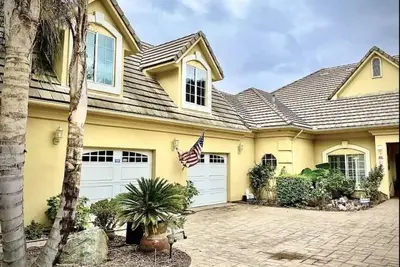 Image de Whispering Creek Estate - Endless Pool - Hot Tub - Game Room