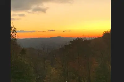 Image de Seven Devils Sunrise - Updated home with mountain views, gas firetable, & game room!