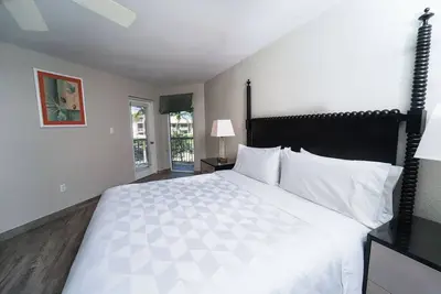 Image de Rest & Relaxation! 4 Modern Suites w/ King Bed, Living Areas, Outdoor Pool