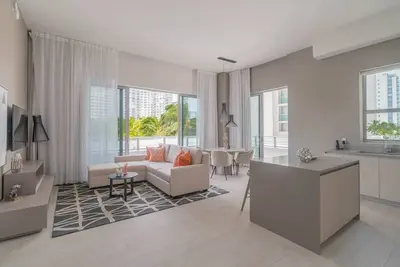 Image de Hyde Beach House - 2br High Ceiling Corner Suite!