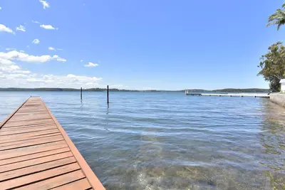 Image de Baywatch Waterfront Lake Retreat with Private Jetty at Silverwater Lake Macqaurie