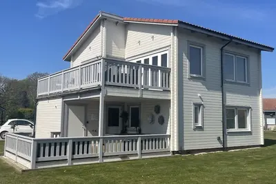 Image de Luxury Scandinavian style lodge with own hot tub & sauna on golf resort.