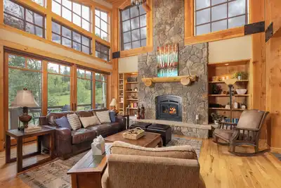 Image de Beautiful Upscale Home on the Golf Course with Two Master Suites, Private hot tub