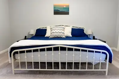 Image de Hidden Gem w/ Full kitchen, fast wifi, workspace and firepit