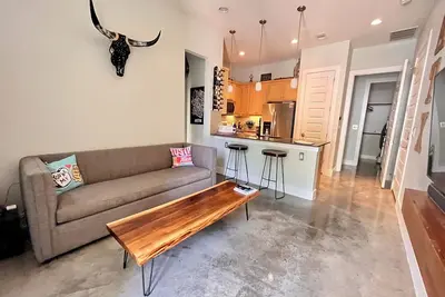 Image de Intimate East Austin Oasis with Private Hot Tub