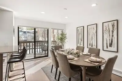 Image de Renovated Riverfront 3 Br, Walk to Gondola!
