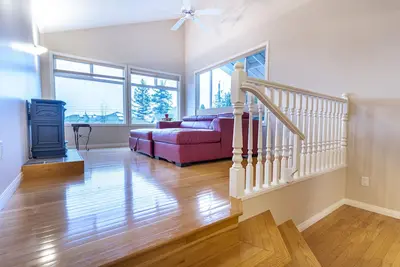 Image de Fully furnished, ocean view property walking distance to the beach.