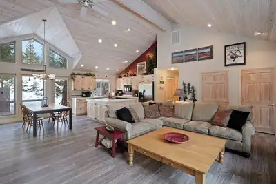 Image de 6 Todd - Adorable & Cozy, Hot Tub, Sharc Passes, Fabulous Location