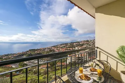 In the high zone of Caniço, with sea view - Varandas do Mar