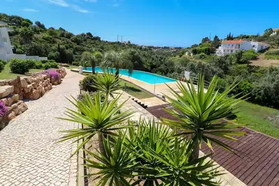 Image de Divine 3bdr Duplex w/ Pool & Garden by LovelyStay