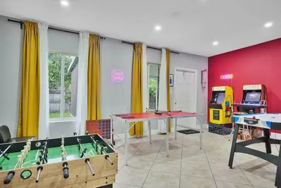 Posturepedic Beds! NearBeach/Airport Spacious Bbq/Bar