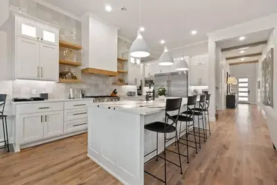 Image de Near The Gathering Place | 5-Br Luxury Family Stay