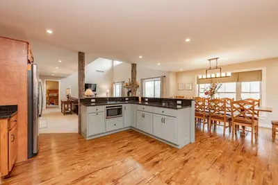 Image de New! Barley Moon Retreat: Golf Area, Car Charging Station, Hot Tub!