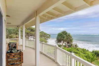 Image de Seascape Serenity Cottage - Beachfront, Large Yard