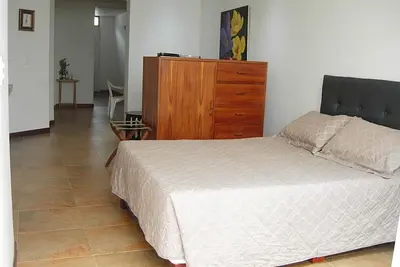 Apartamento con patio y aire acondicionado en el Barrio San Antonio