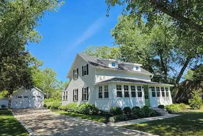 Image de Escape to our Kelleys Island cottage: where comfort meets tranquility.